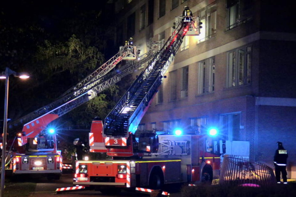 Mit drei Drehleitern retteten die Einsatzkräfte mehrere Menschen aus dem Gebäude.
