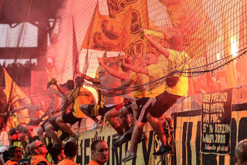Union Fans zünden Bengalisches Feuer im Fanblock Waldseite.