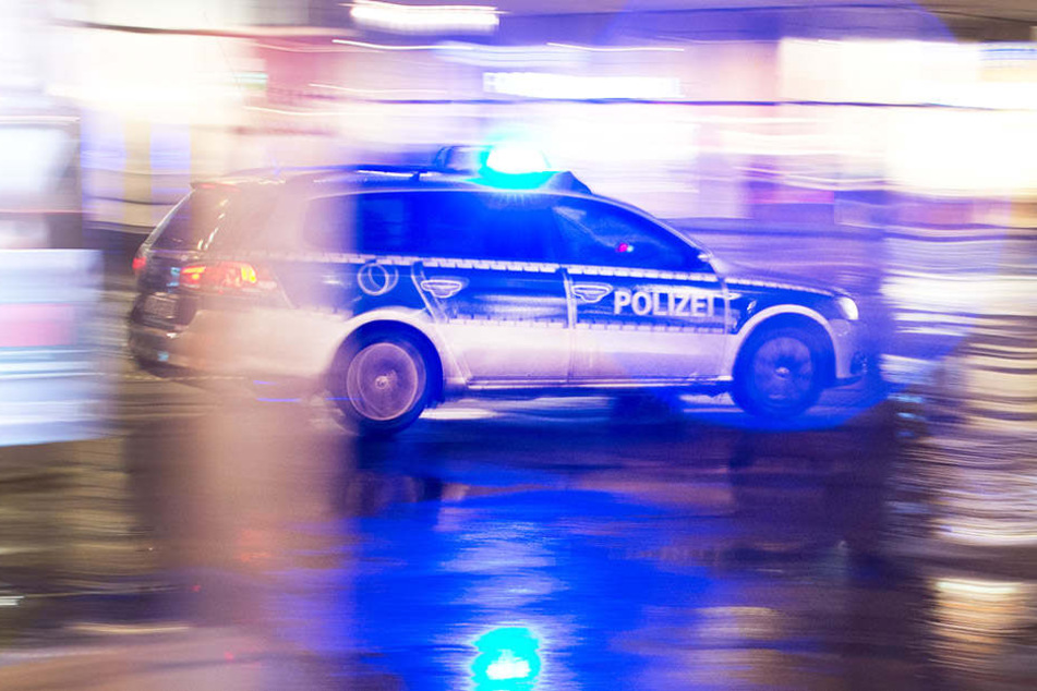 Gegenüber alarmierten Polizisten verhielt sich der 41-Jährige renitent und wurde in Gewahrsam genommen. (Symbolbild)