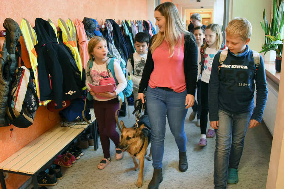 Klassenlehrerin Kristin Geßner mit Schulhund Rudi und ihren Schülern.