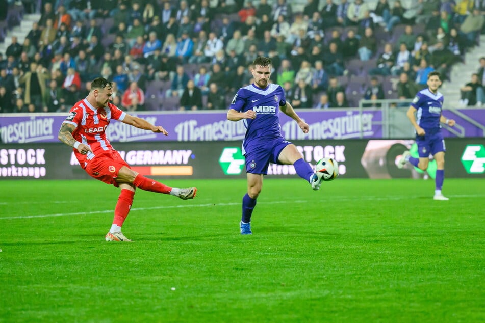 Beim Schuss von Timmy Thiele (33, l.) zum 3:1 für Cottbus kam Anthony Barylla (27) einen Schritt zu spät.