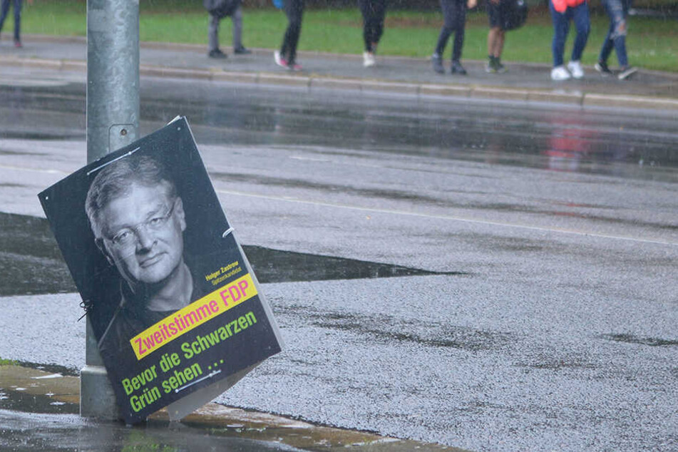 Holger Zastrow (50, FDP) landete mit seiner Partei tief unten - ähnlich wie dieses Plakat.