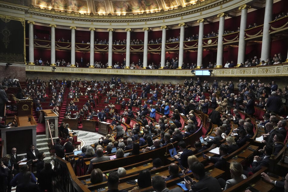 Nationalversammlung in Frankreich: Insgesamt 331 der 577 Abgeordneten entzogen dem Kabinett das Vertrauen.