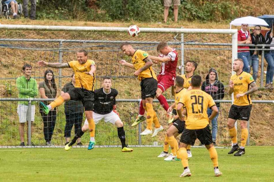 In der Vorsaison trug Elias Huth noch das Trikot des 1. FC Kaiserslautern, köpft hier im Testspiel gegen Dynamo aufs Dresdner Tor.