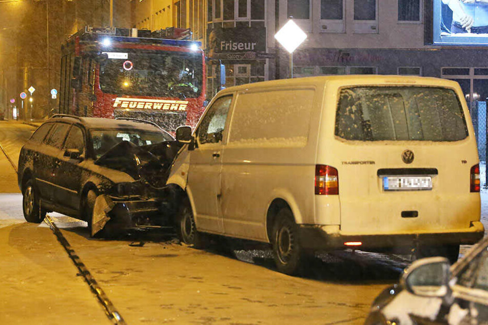 Der Skoda Octavia geriet auf der Schäferstraße auf die Gegenfahrbahn und knallte in den VW T5 Bus.
