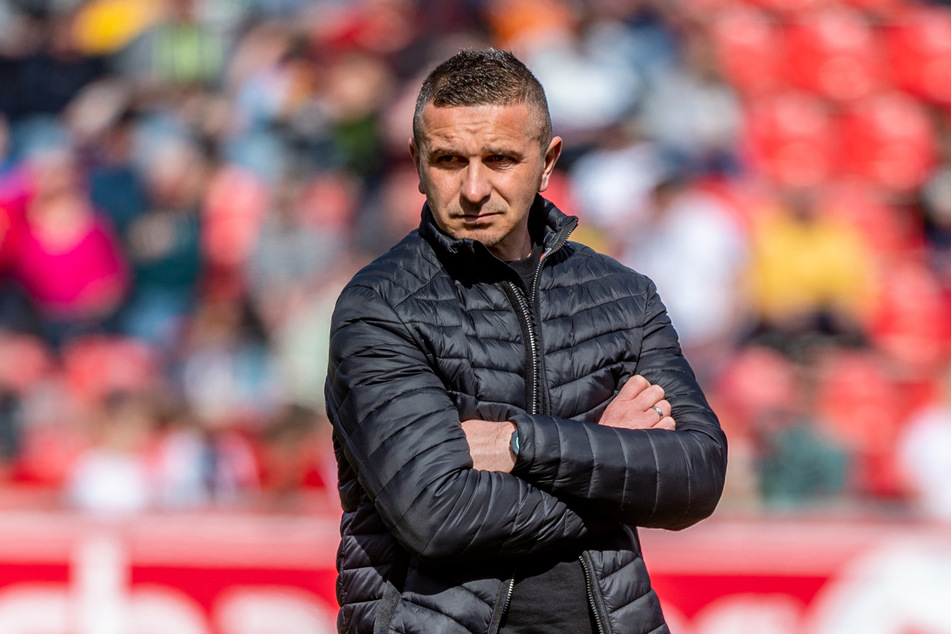 Trainer Mersad Selimbegovic (41) muss nach fast vier Jahren Amtszeit bei Jahn Regensburg seinen Hut nehmen.