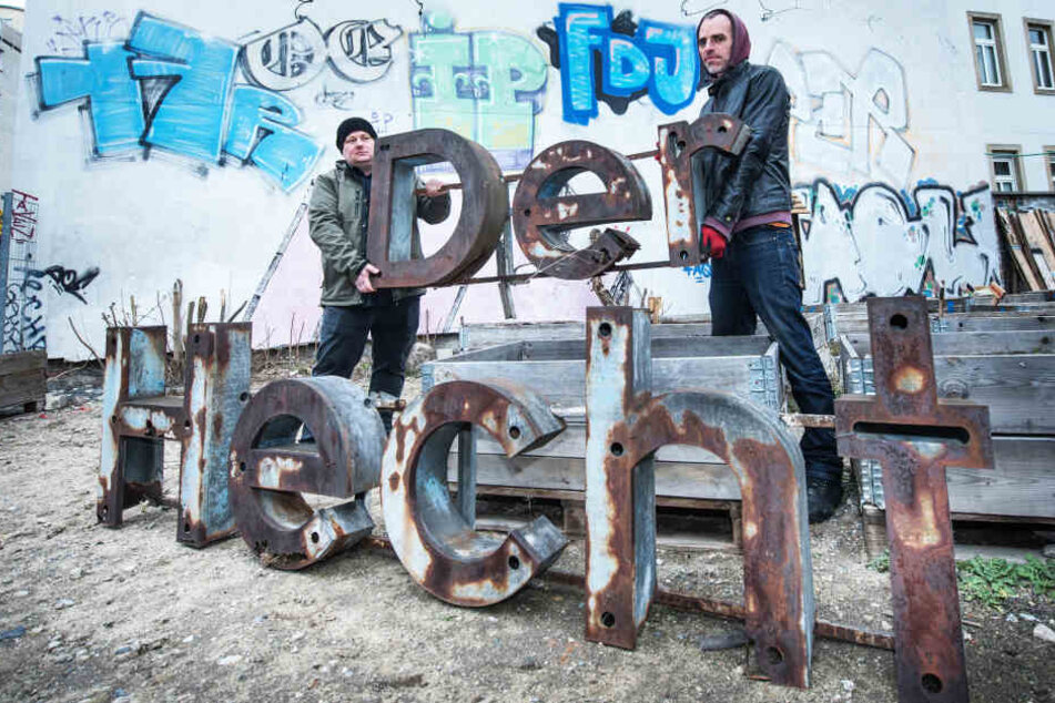 Im April stand der Hecht-Schriftzug noch auf der Fläche vor dem ehemaligen Standort. Aktuell wird dort bereits gebaut.