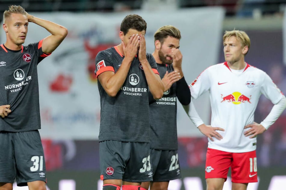 V. l. n. r.: Ondrej Petrak, Georg Margreitter und Enrico Valentini stehen enttäuscht auf dem Rasen. Rechts RB Leipzigs Emil Forsberg, der im vergangenen Oktober mit seiner Mannschaft ein 6:0 gegen den 1. FC Nürnberg erzielte.