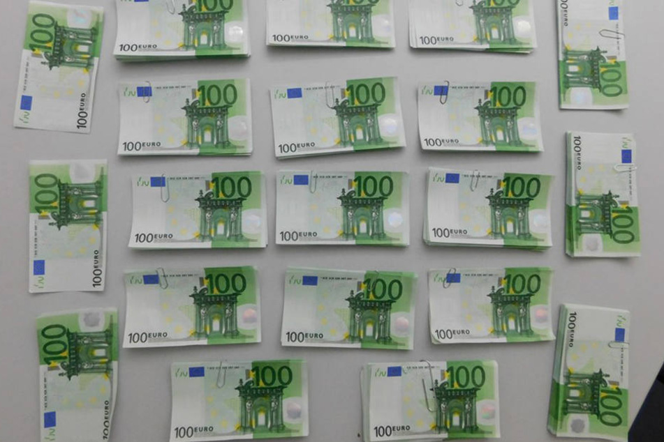 Mit diesen gefälschten Hundert-Euro-Scheinen wollten die Männer den Porsche bezahlen.