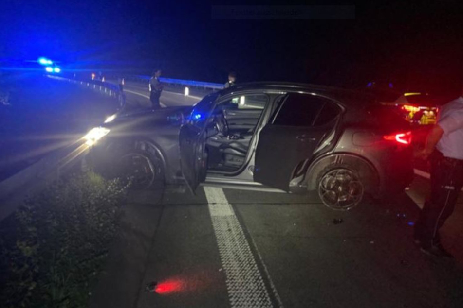 Mit platten Reifen fuhren sie weiter. Zuvor legte die Polizei einen sogenannten "Stop-Stick" aus.