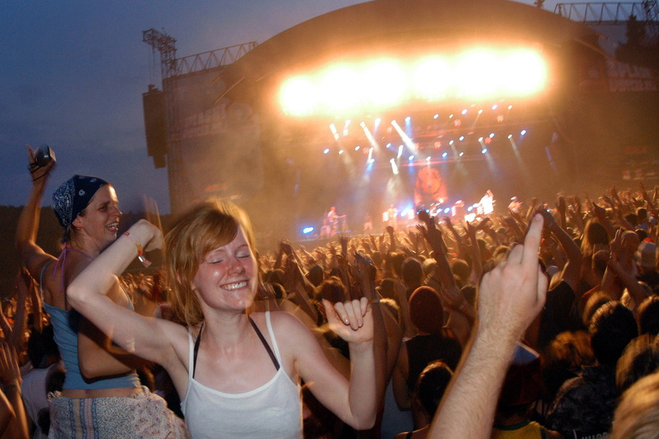 Alle Hände in die Luft: HipHop-Fans feiern ihre Stars vor der "Splash"-Bühne.