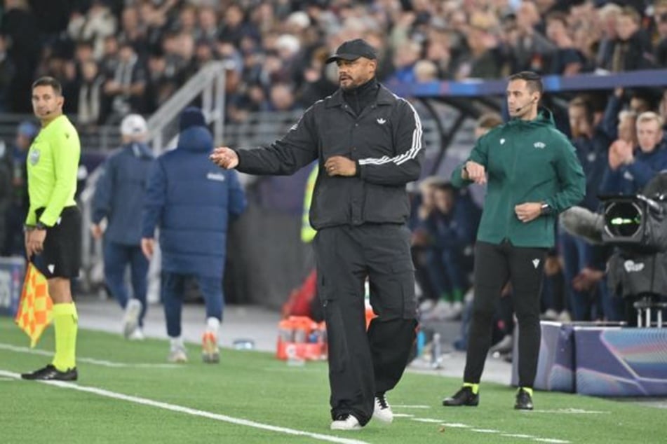 Vincent Kompany (40) ärgert sich über Olises rote Karte.