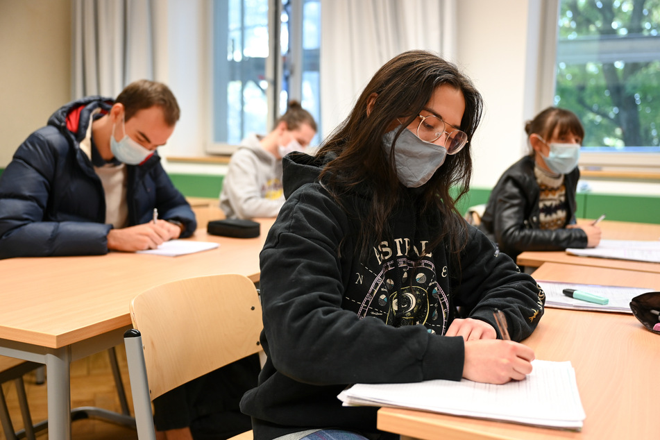 Eine Schülerin in Brandenburg ist mit einem Eilantrag gegen die Maskenpflicht im Unterricht gescheitert. (Symbolbild)