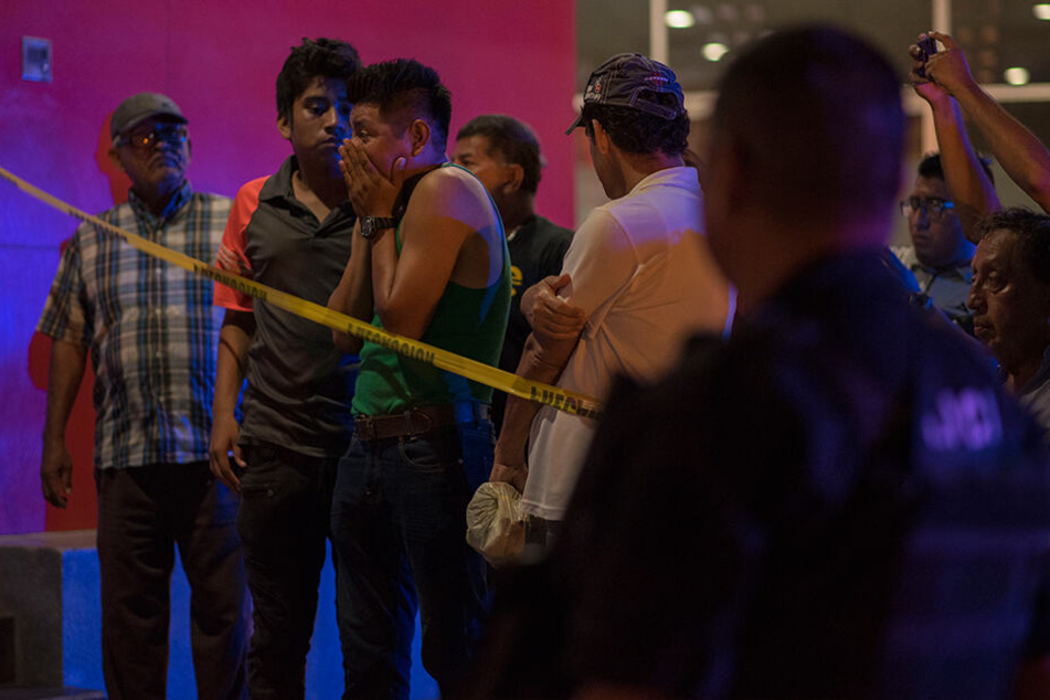 Sichtlich schockiert versammeln sich mehrere Gäste des Nachtclubs in Coatzacoalcos nach der Tat.