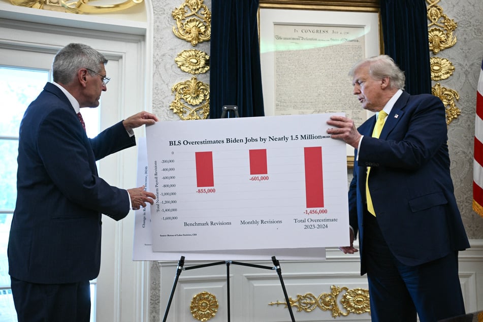 President Donald Trump (r.) and economist Stephen Moore speak about the economy in the Oval Office of the White House on August 7, 2025.
