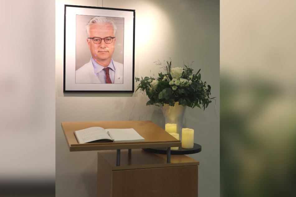 Das ausgelegte Kondolenzbuch für den Berliner Arzt Fritz von Weizsäcker und ein Foto des Mediziners.