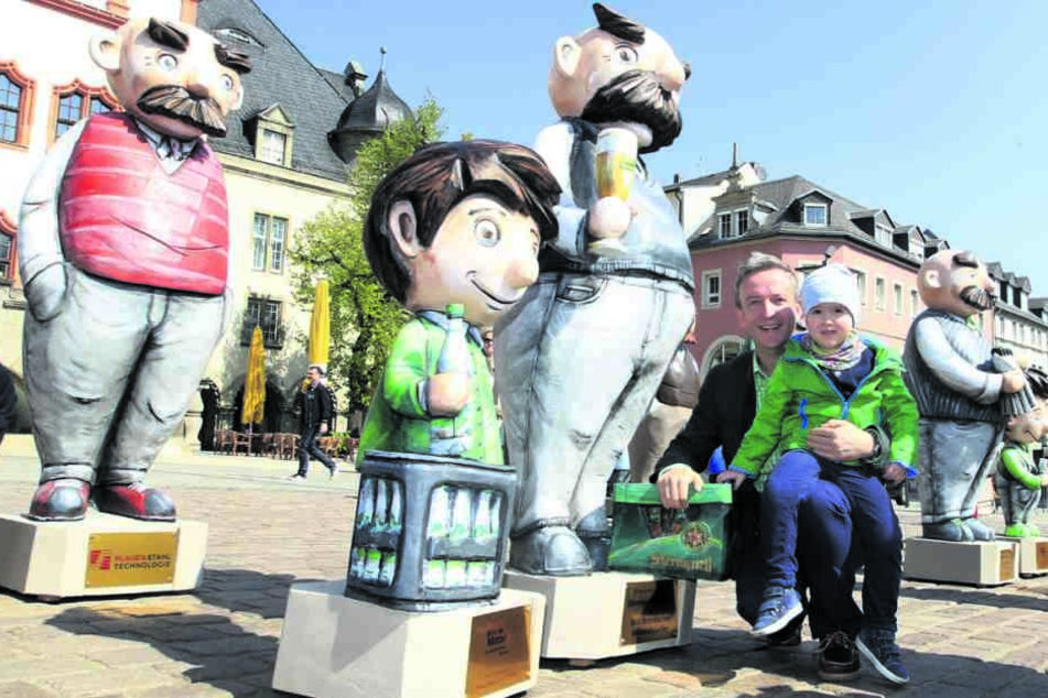 Vater-und-Sohn-Parade auf dem Altmarkt. 15 Figuren-Paare sollen die Innenstadt neu beleben.