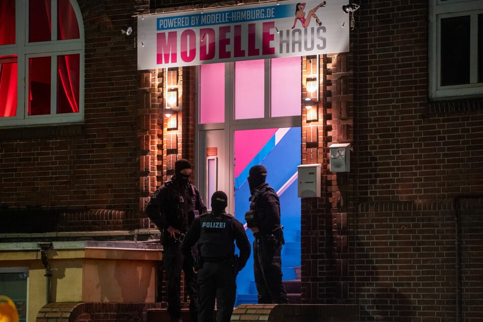 Am Donnerstagabend wurde eine Razzia vom Finanzamt in einem Hamburger Bordell durchgeführt.