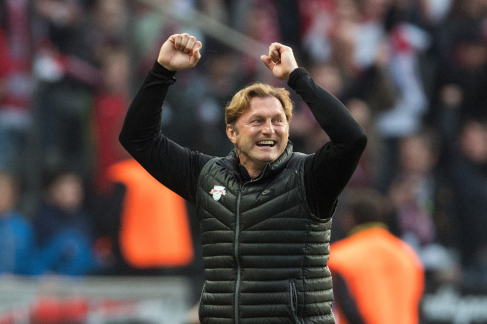 Leipzigs Trainer Ralph Hasenhüttl freut sich über ein erfolgreiches Jahr. "Es interessiert mich Null, ob ich nach der Hinrunde Dritter, Fünfter oder Siebter bin", so der 50-Jährige.