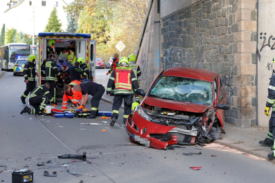 Das Auto musste nach dem Unfall abgeschleppt werden.