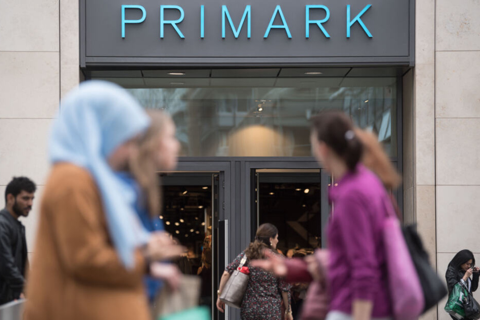 Der Textildiscounter Primark ruft einen schwarzen Damenschuh zurück.