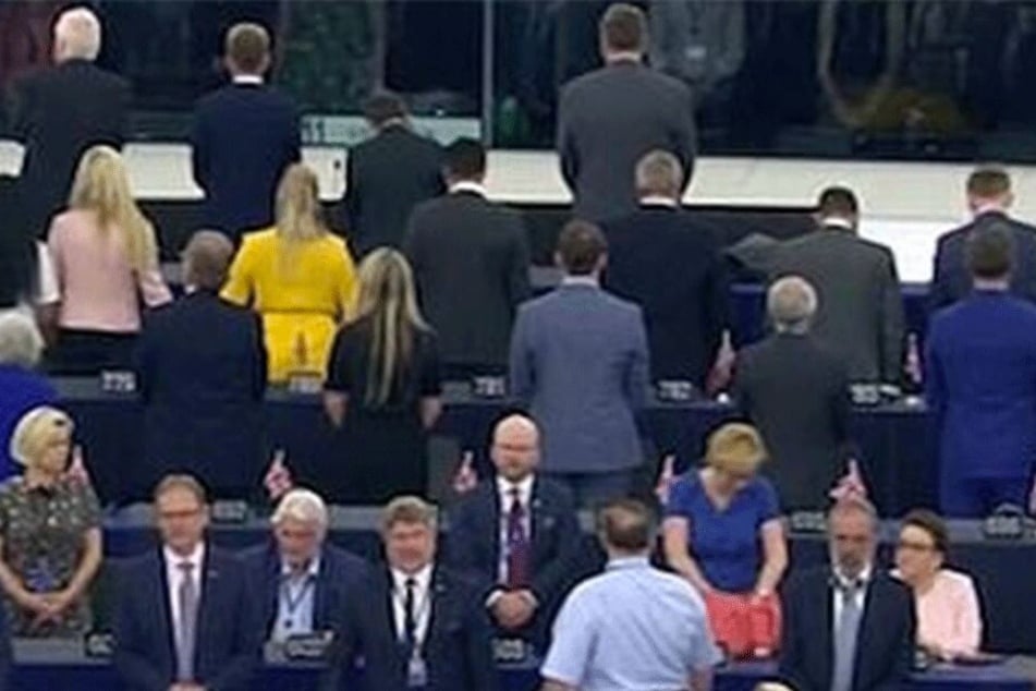 Zu Beginn der konstituierenden Sitzung des EU-Parlaments drehten sich die Brexit-Mitglieder demonstrativ um.