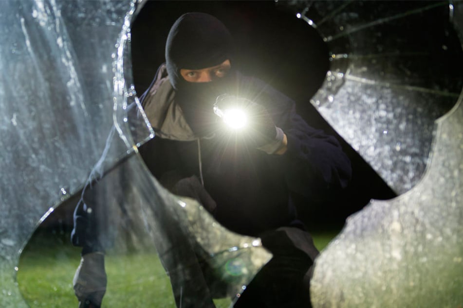 Über ein zerbrochenes Fenster gelangten die drei maskierten Männer ins Geschäft. (Symbolfoto)