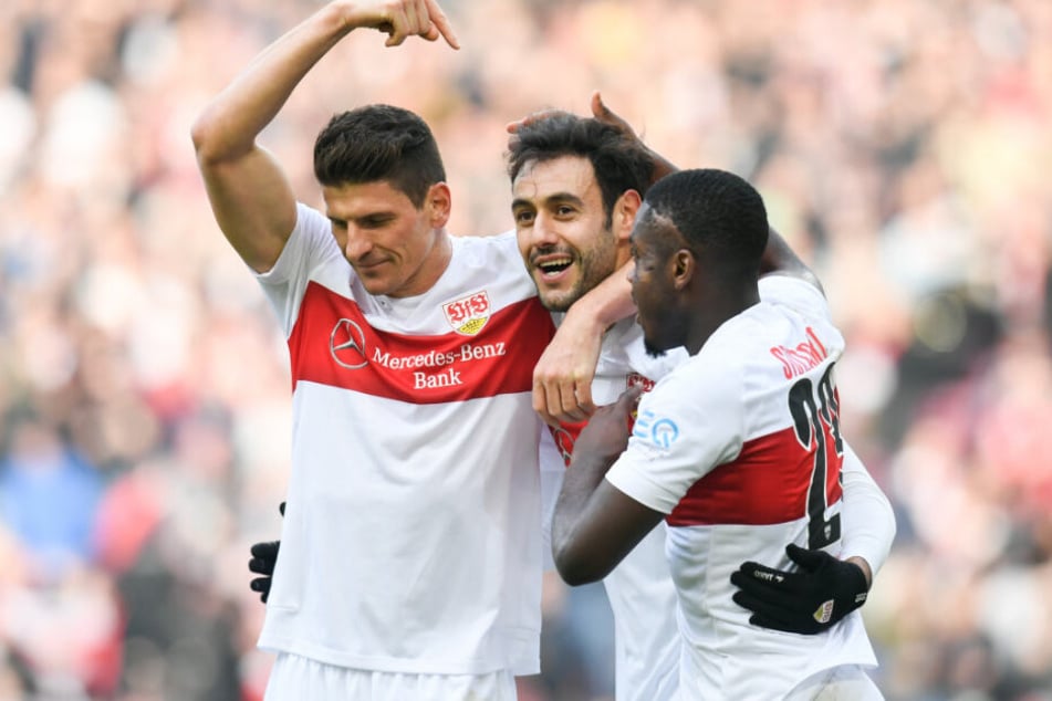 Mario Gomez (l) vom VfB Stuttgart jubelt nach seinem Tor zum 3:0 mit Hamadi Al Ghaddioui (M) vom VfB Stuttgart und Orel Mangala (r) vom VfB Stuttgart.