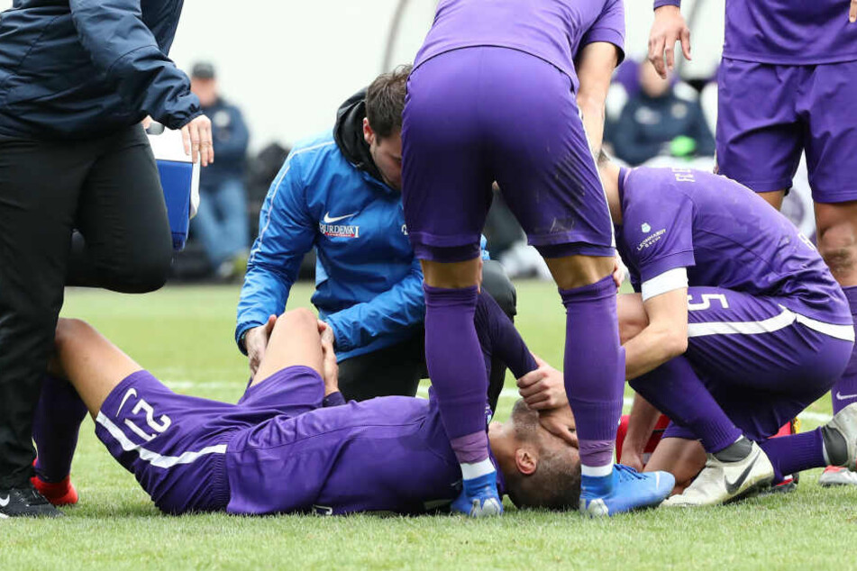 Malcolm Cacutalua verletzt am Boden, muss ausgewechselt werden.