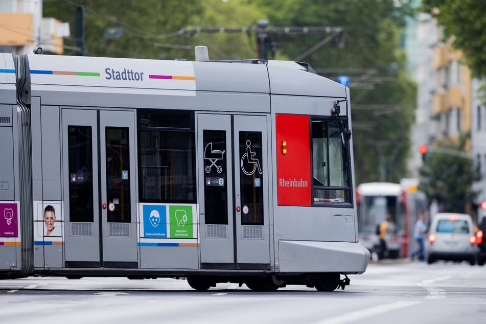Der 33-Jährige hatte die Stadtbahn beim Überqueren der Straße wohl übersehen. (Symbolbild)