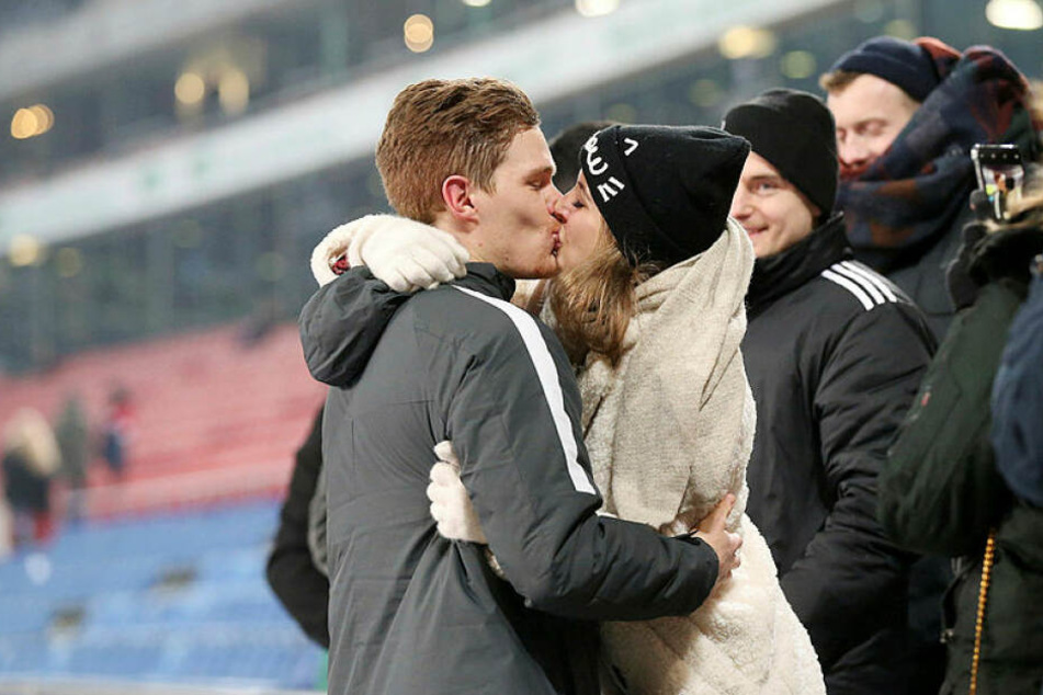 Ab zur schwangeren Frau: 1:0-Torschütze Marcel Halstenberg holte sich bei seiner Franziska nach dem Spiel ein Küsschen ab.