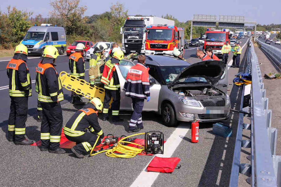 Die Feuerwehr musste die 56-Jährige aus dem Fahrzeug befreien.