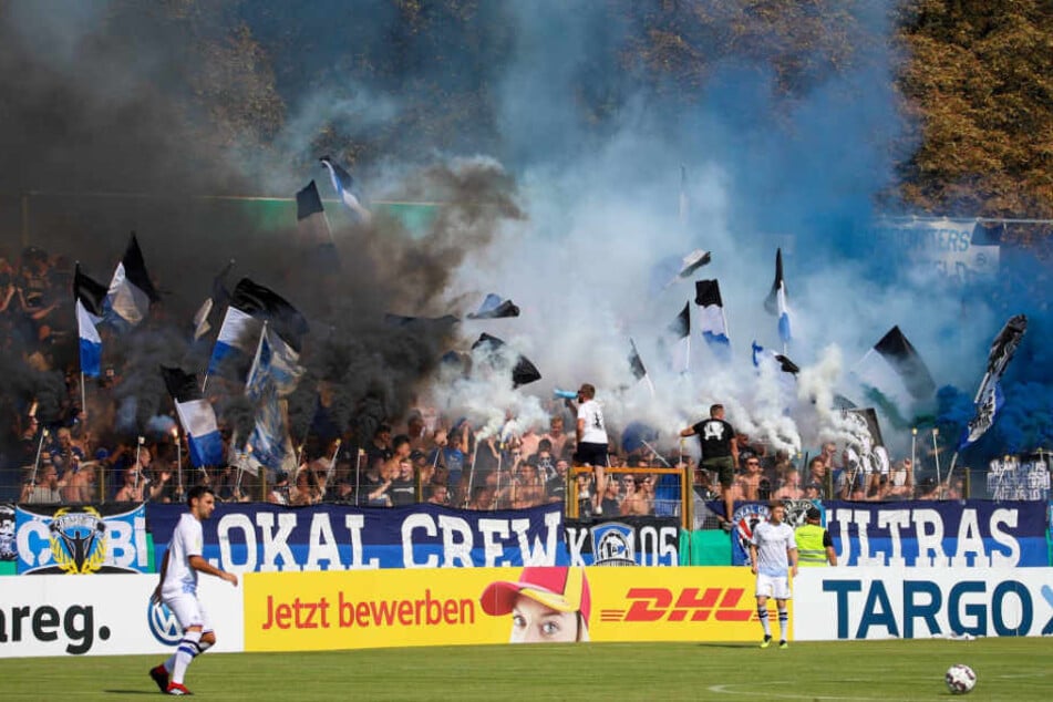Die Tribüne wurde von den Bielefelder Ultras komplett zugeräuchert.
