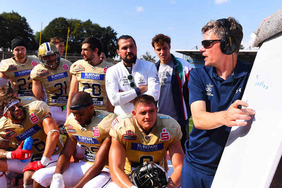 Headcoach Ulrich Däuber (r.) hat seinen Monarchs klargemacht, dass sie in Berlin einen langen Atem brauchen. Im letzten Abschnitt sollen sie die Weichen auf Sieg stellen.