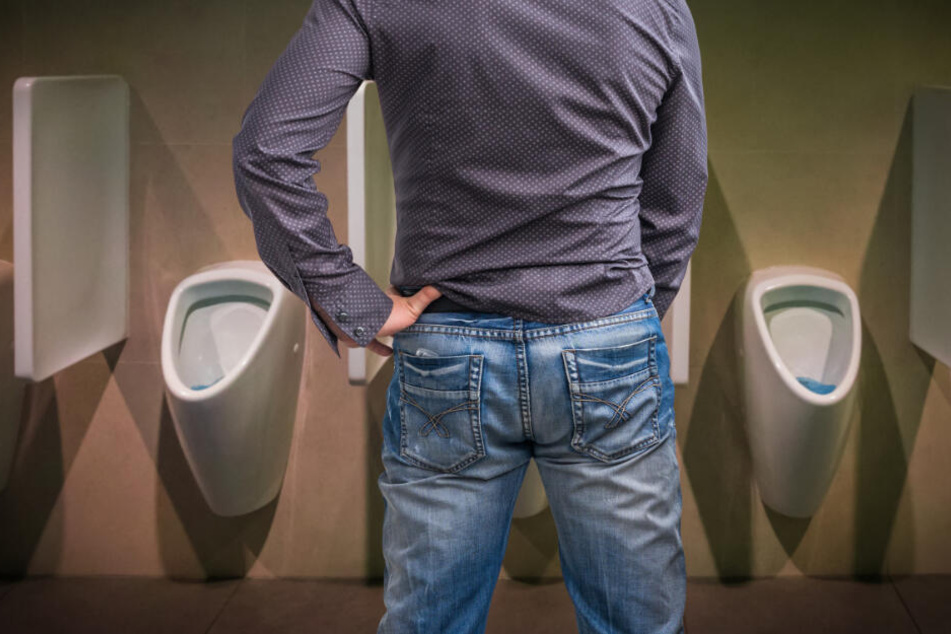 Bis zur nächsten Toilette konnte er es nicht mehr aushalten. (Symbolbild)