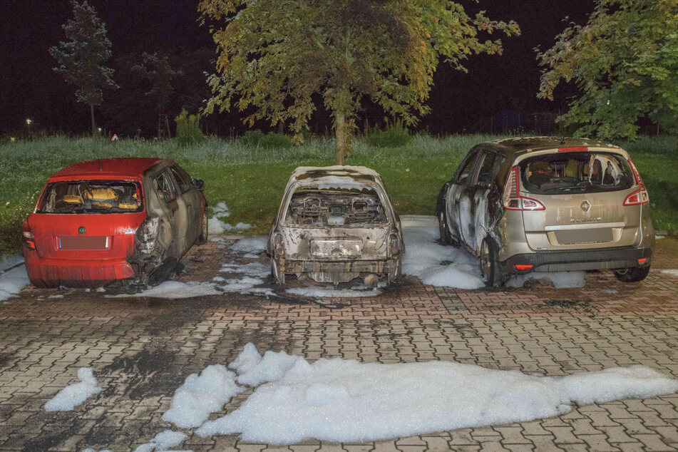 In der Nacht auf Mittwoch brannten in Zittau drei geparkte Fahrzeuge ab.