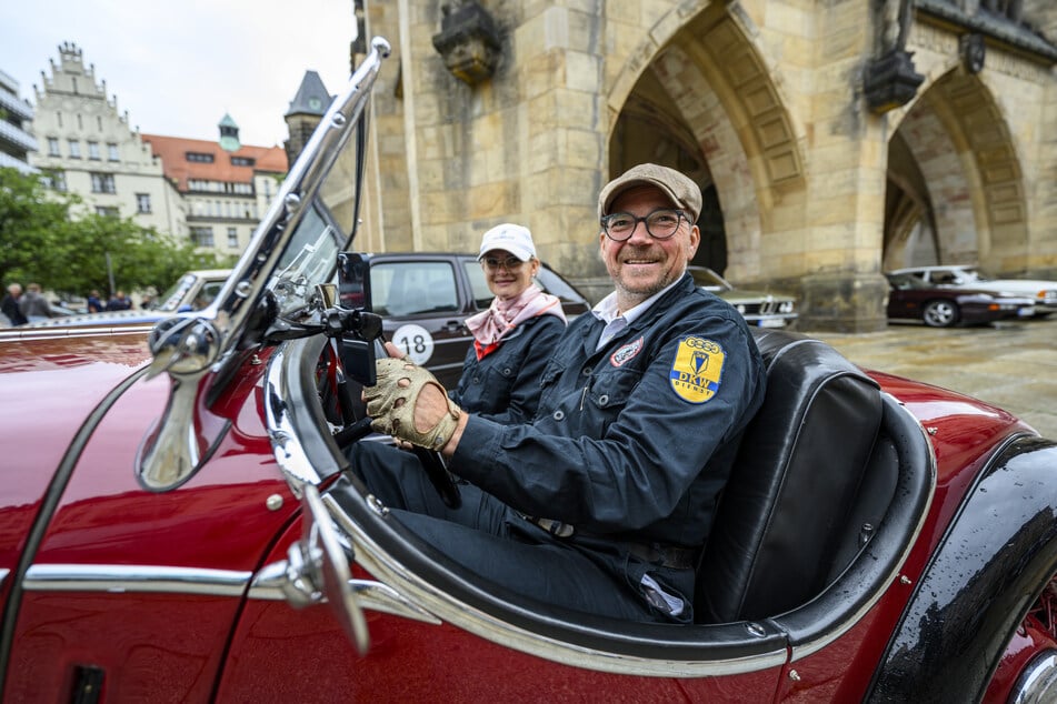 Kay Werner (50, r.) und seine Frau Daniela fahren mit einem DKW F5 Roadster aus dem Jahr 1935.