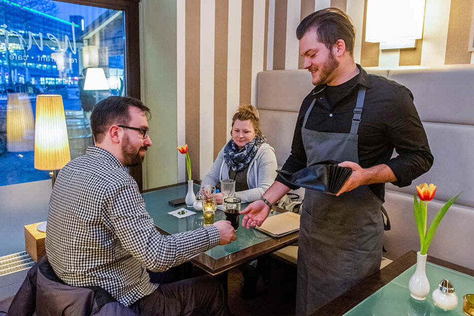 Noch gibt's was. Bis zu 400 Euro können Kellner sich dazuverdienen. Der Trend geht aber weg vom Trinkgeld-Geben.