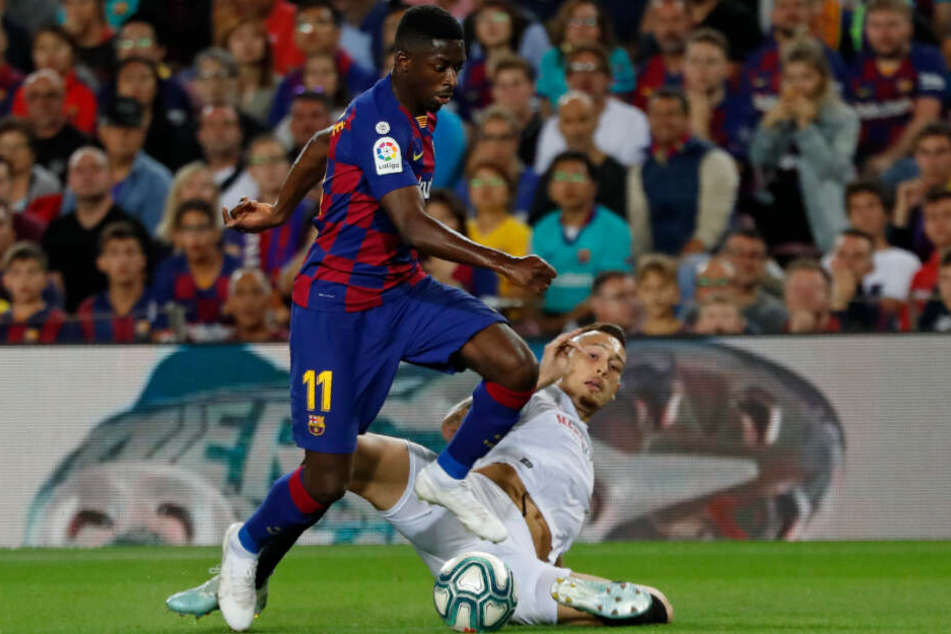 Barcelonas Ousmane Dembele (l) in Aktion gegen Sevillas Lucas Ocampos.