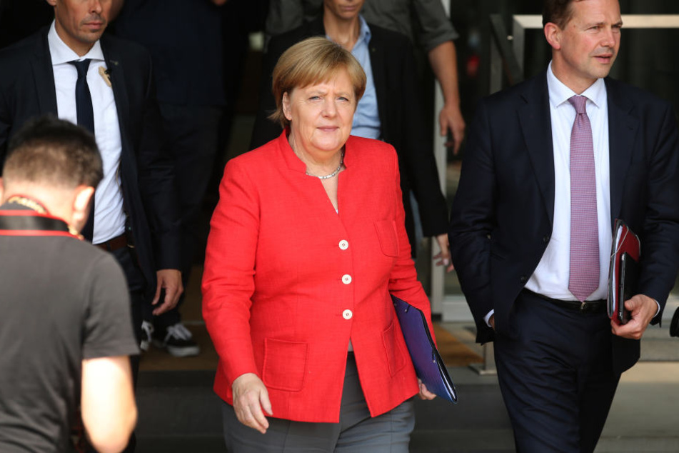 Dass Kanzlerin Angela Merkel (64, CDU) sich nur für Fußball interessiere und andere Sportarten links liegen lasse, bestreitet auch Regierungssprecher Steffen Seibert (58, r.).