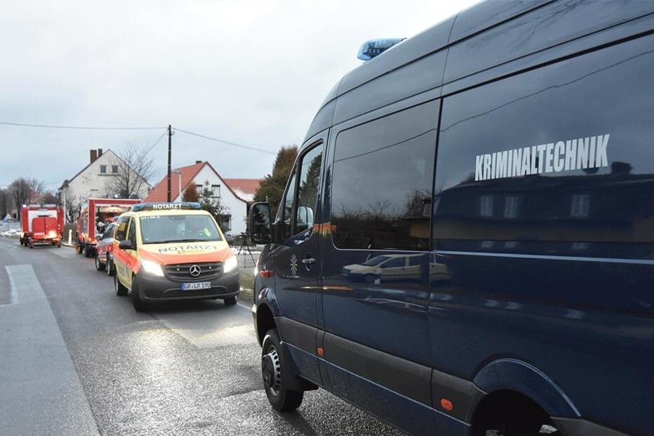 Neben Feuerwehr und Polizei ist auch die Kriminaltechnik vor Ort.