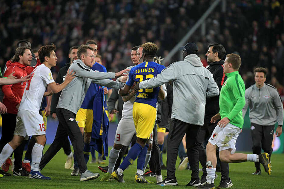 Spieler und Verantwortliche beider Mannschaften gingen aufeinander los, mussten teilweise auseinander gezogen werden.