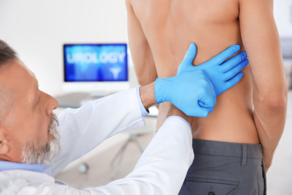 Der Mediziner konnte dem 33-Jährigen mit seinen Rückenschmerzen schnell helfen. (Symbolbild)