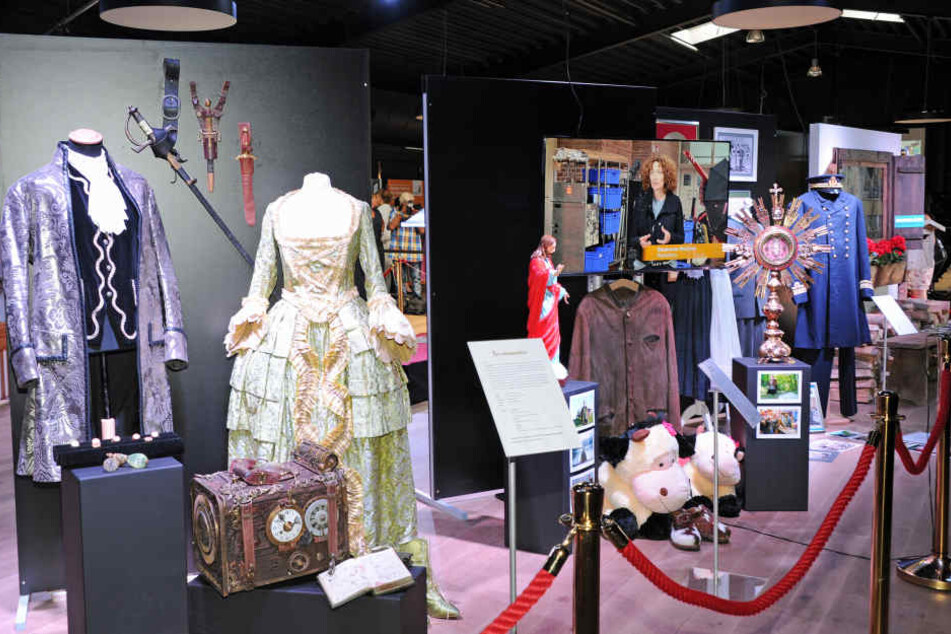 Requisiten aus dem Film "Smaragdgrün", die in der Ausstellung der Bavaria Filmstudios zu sehen sind.
