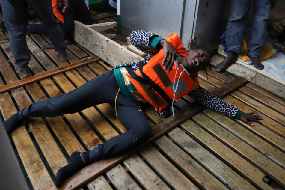 Ein libyscher Flüchtling liegt nach seiner Rettung an Bord des Rettungsboots der spanischen Hilfsorganisation Open Arms.