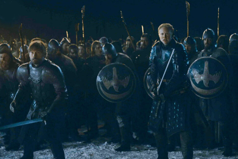 Brienne von Tarth (vorne-rechts; Gwendoline Christie) und Jaime Lennister (vorne-links, Nikolaj Coster-Waldau) treten den Untoten gemeinsam entgegen.