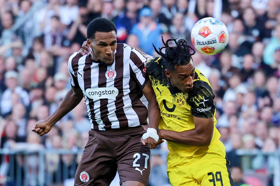 St. Paulis Neuzugang Andréas Hountondji (23, l.) setzt sich gegen BVB-Verteidiger Filippo Mané (20) durch und trifft zum zwischenzeitlichen 1:1-Ausgleich.
