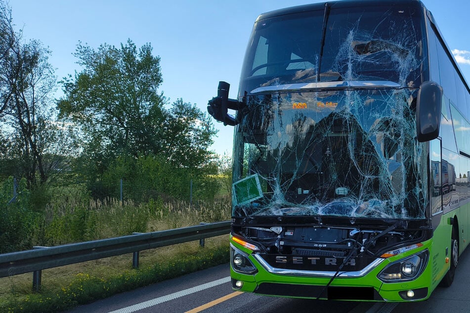Unfall A2: Flixbus kracht auf A2 in Laster: Zwei Menschen verletzt