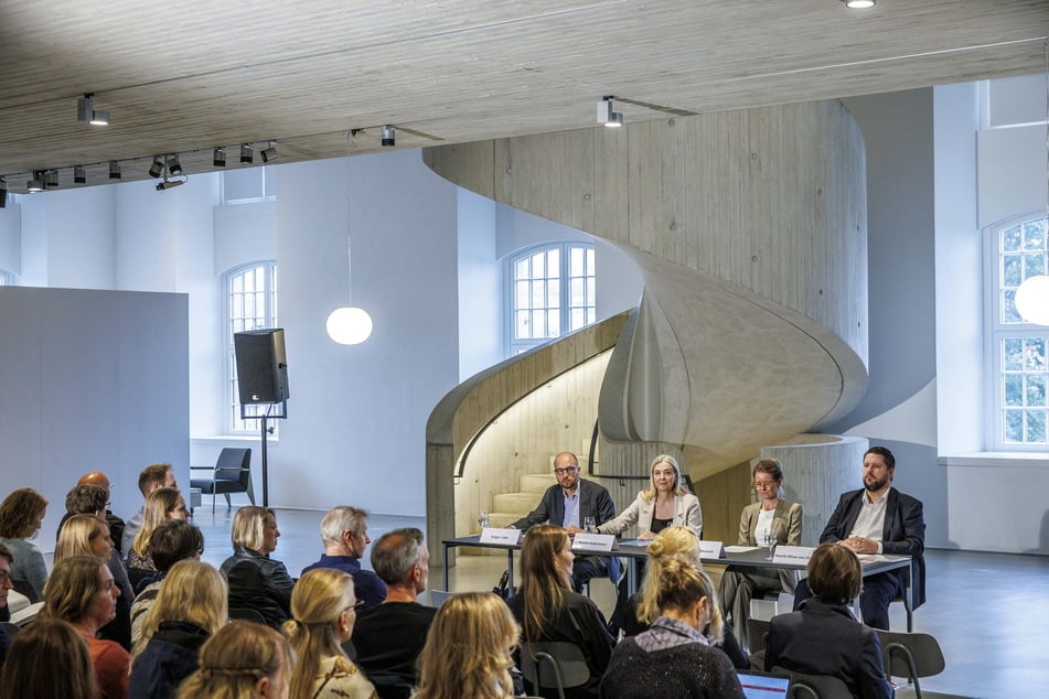 Im Foyer des Archivs der Avantgarden, im Blockhaus, fand die Programmvorstellung der SKD statt.