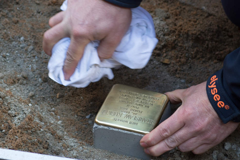 Ein Arbeiter verlegt einen Stolperstein in der Onkel-Bräsig-Straße in Berlin-Britz. Im vergangenem Jahr wurden in Neukölln mehrere der Gedenksteine gestohlen.